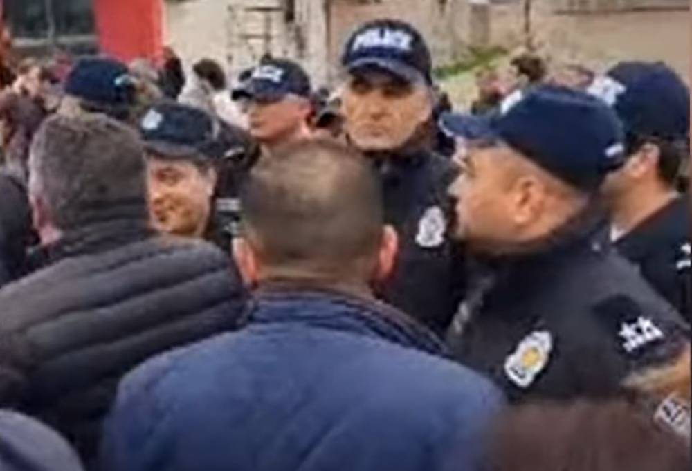 Գերլարված իրավիճակ, ժամանել են կարմիրբերետավորները․ Պռոշյանի բնակիչները կրկին փակել են Երևան–Աշտարակ ճանապարհը