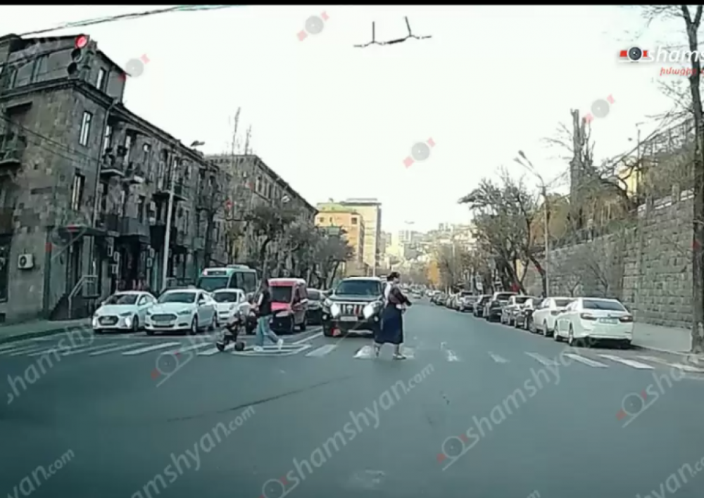 Երևանում կառավարական համարանիշներով ջիպը երթևեկել է հանդիպակաց, անցել կարմիրի լույսի ներքո՝ վտանգել մանկասայլակով կնոջ կյանքը