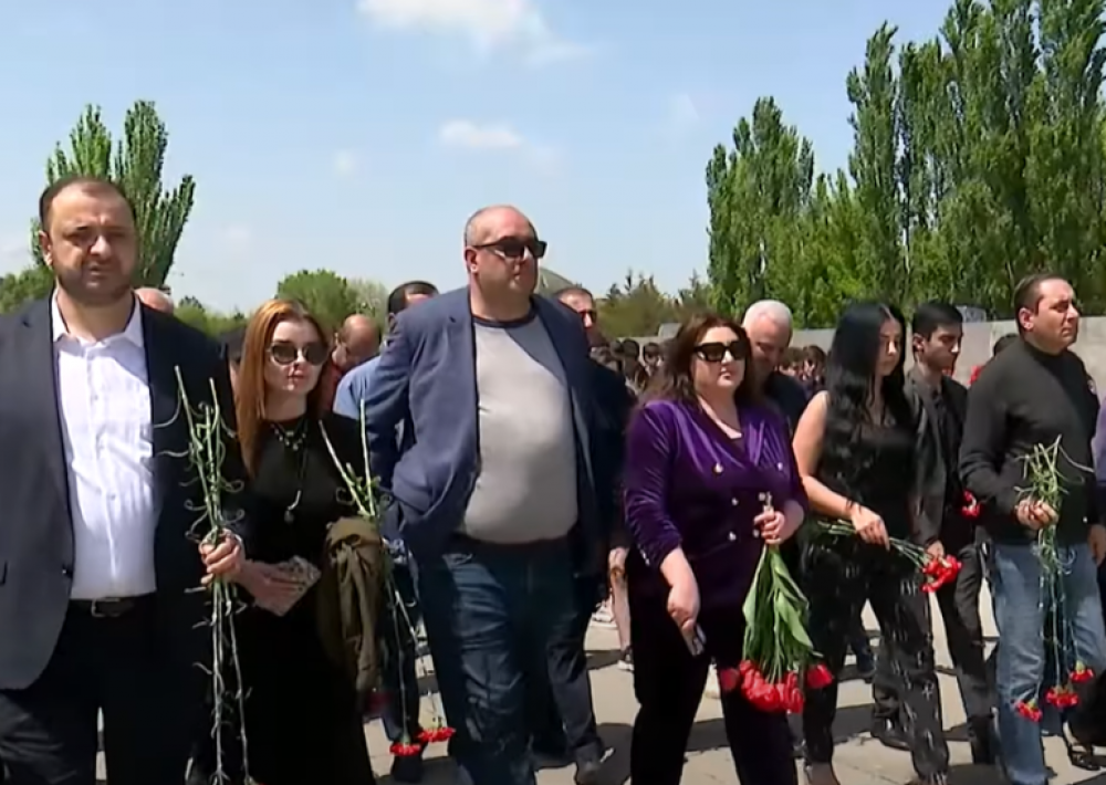 Գագիկ Ծառուկյանի անունից թիմակիցները ծաղկեպսակ են դրել Ծիծեռնակաբերդի հուշահամալիրում (տեսանյութ)
