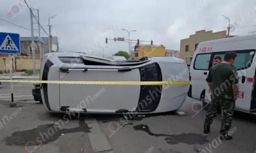 Խոշոր ավտովթար՝ Երևանում․ բախվել են «Ford Fusion»-ը ու «Mitsubishi»-ն․ վերջինը կողաշրջվել է