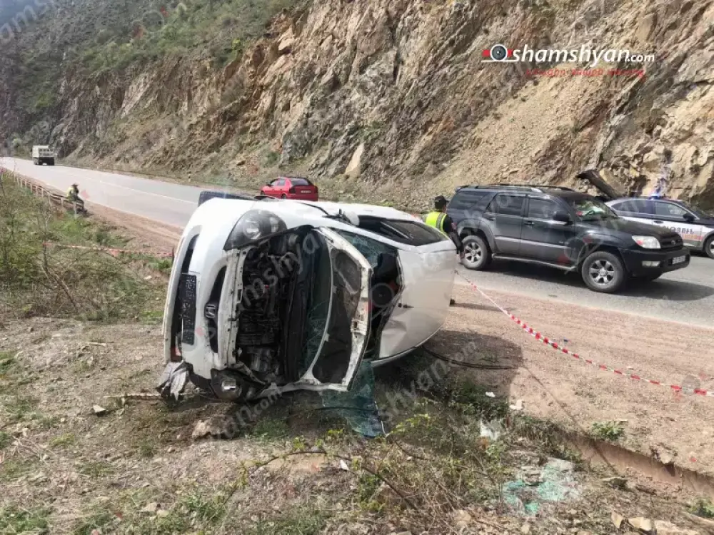 Սյունիքի մարզում 60-ամյա վարորդը «Honda»-ով դուրս է եկել երթևեկելի գոտուց, բախվել հողաթմբին և կողաշրջվել․ կա 3 վիրшվnր
