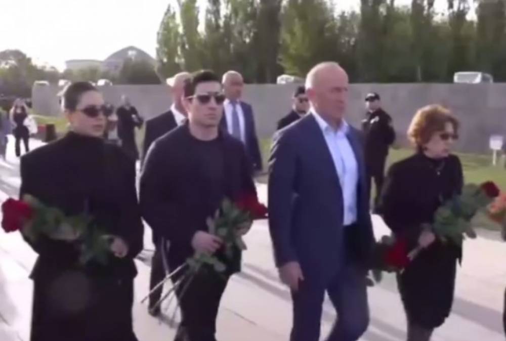 Ռոբերտ Քոչարյանը տիկնոջ հետ այցելել է Ծիծեռնակաբերդի հուշահամալիր
