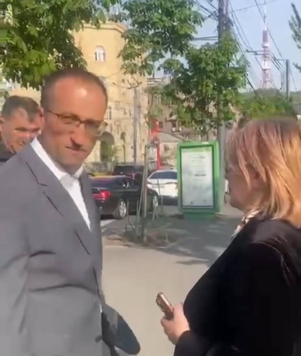 «Համահայկական ճակատ» շարժման անդամ Ռուզաննա Ստեփանյանի բարձրացրած հարցերին Արսեն Թորոսյանը չկարողացավ հստակ պատասխանել և ճողոպրեց