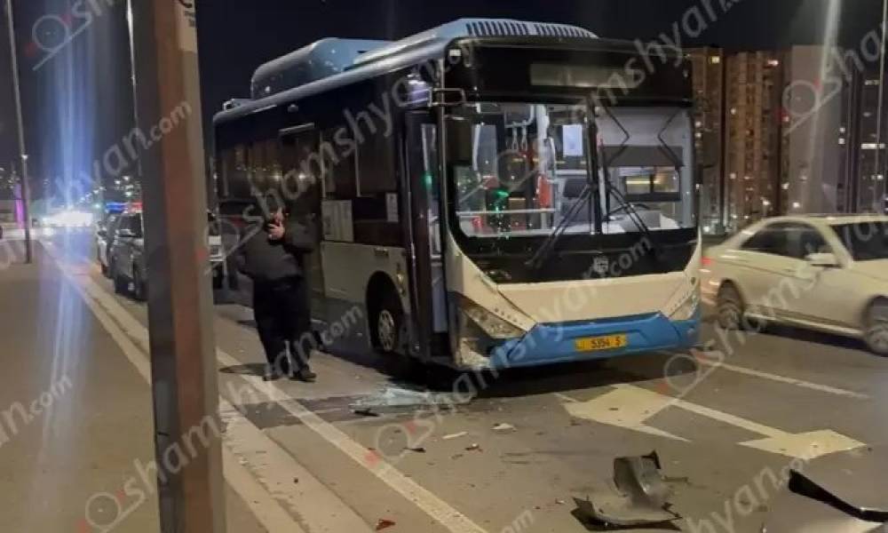 Թիվ 28 երթուղին սպասարկող ավտոբուսը Աշտարակի խճուղում բախվել է կայանված «Mazda»-ին. կա վիրավոր