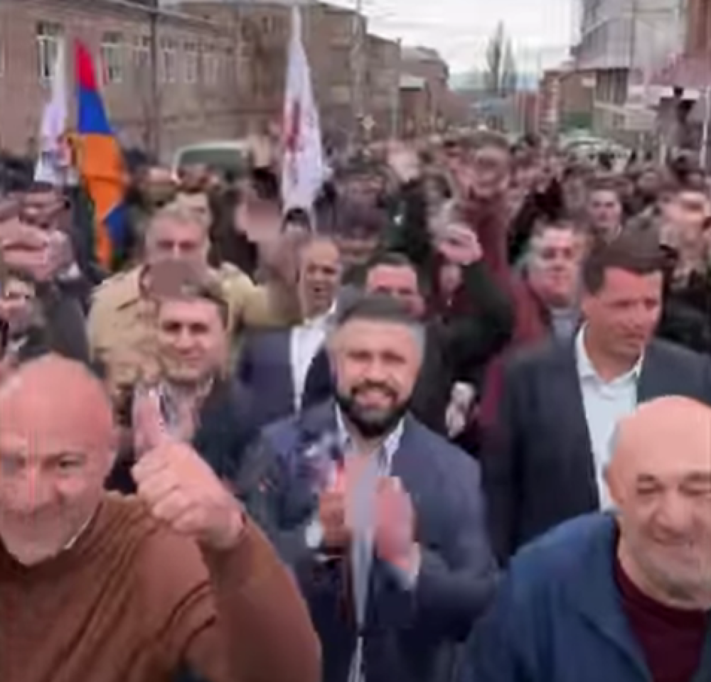 «Ուժեղ Հայաստանի» ներկայացուցիչները քայլերթ են արել Աշտարակում (տեսանյութ)