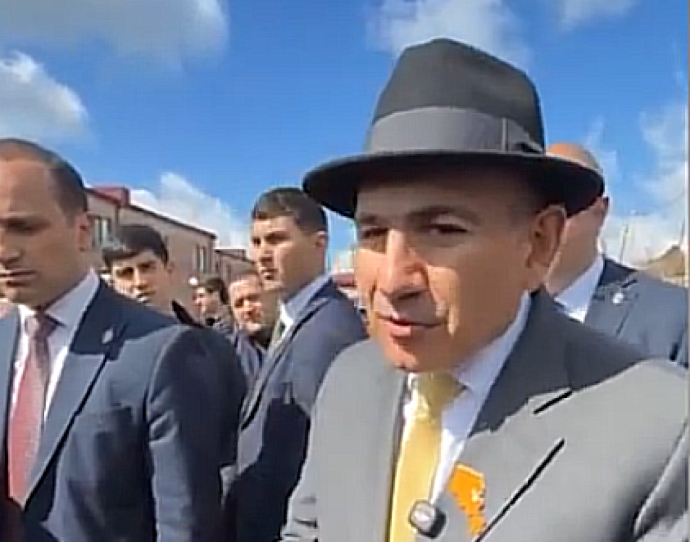 «Էս հարցիս պատասխանը տվեք». քաղաքացին «կտրեց» Փաշինյանի ճանապարհը