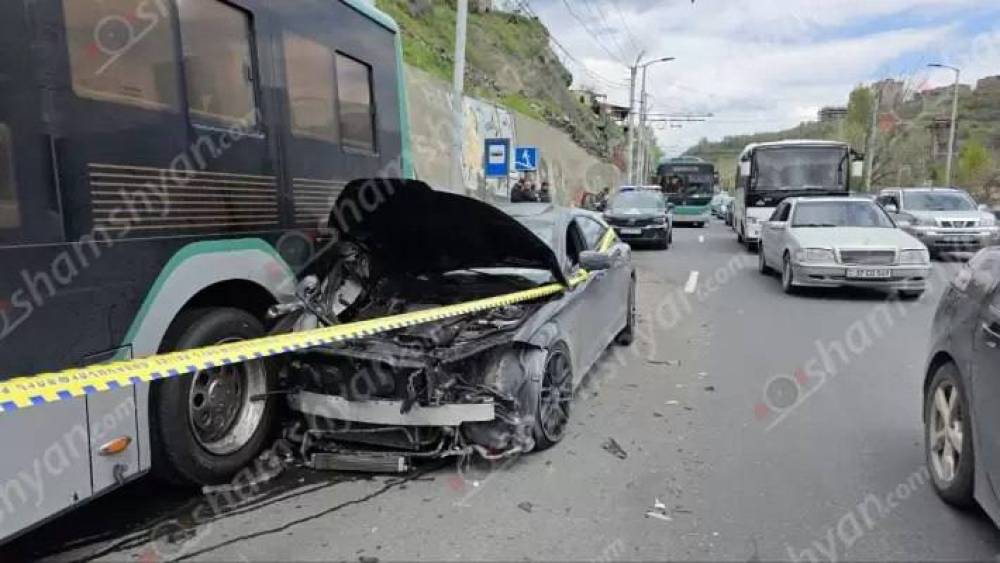 Խոշոր ավտովթար Մյասնիկյան պողոտայում․ «Jaguar»-ը հայտնվել է հանդիպակաց գոտում. կան վիրավորներ