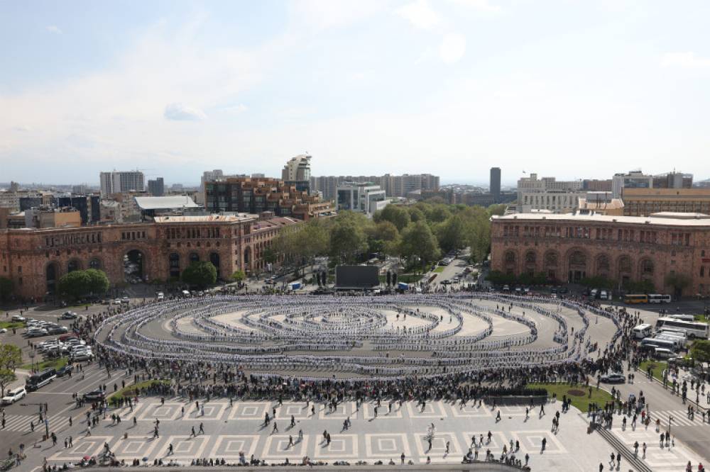 «Տոնական շուրջպար 7 շրջանով». Պարի միջազգային օրը` Հանրապետության հրապարակում (լուսանկարներ)