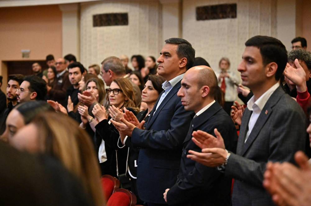 Վերդիի «Ռեքվիեմ»-ի հնչյունների ներքո մենք լռությամբ ու խոր հարգանքով ոգեկոչում ենք Հայոց ցեղասպանության նահատակների հիշատակը