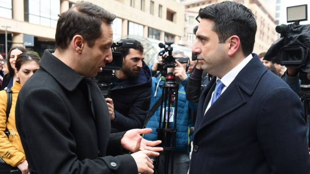 Սիմոնյանը՝ Մարությանին. Պատմի, ինչպես ես 10-15.000$ դոլարի պատճառով սրտի խնդիր ունեցող և նորածին երեխա ունեցած աղջկանից տունը խլել