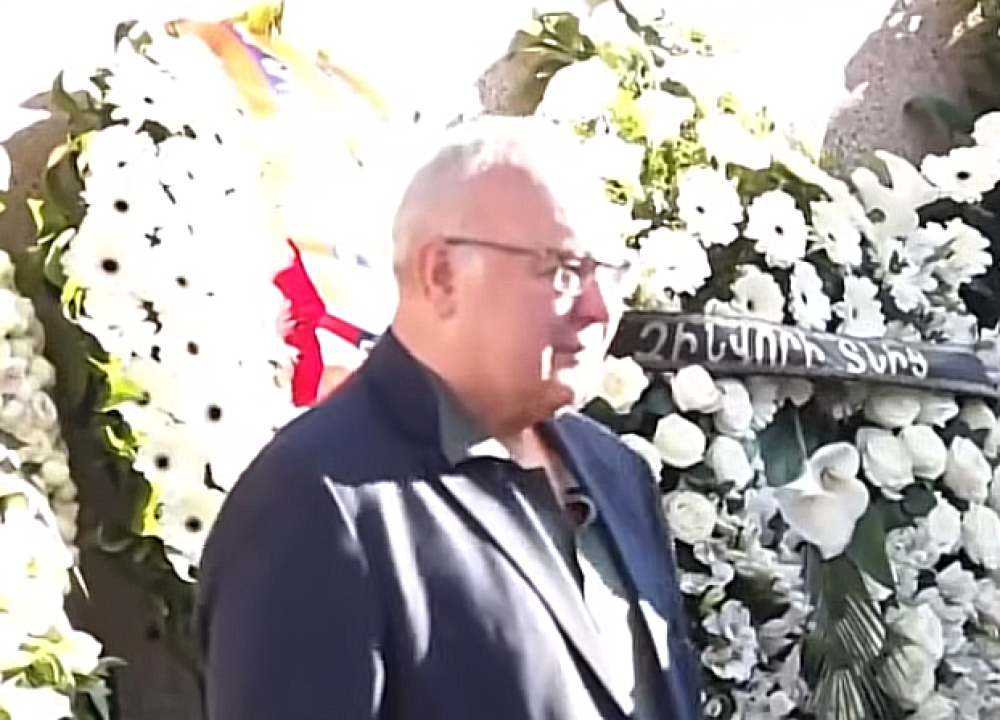 Արշավիր Ղարամյանը մասնակցում է Մոնումենտցի Կյաժի մոր հոգեհանգստին