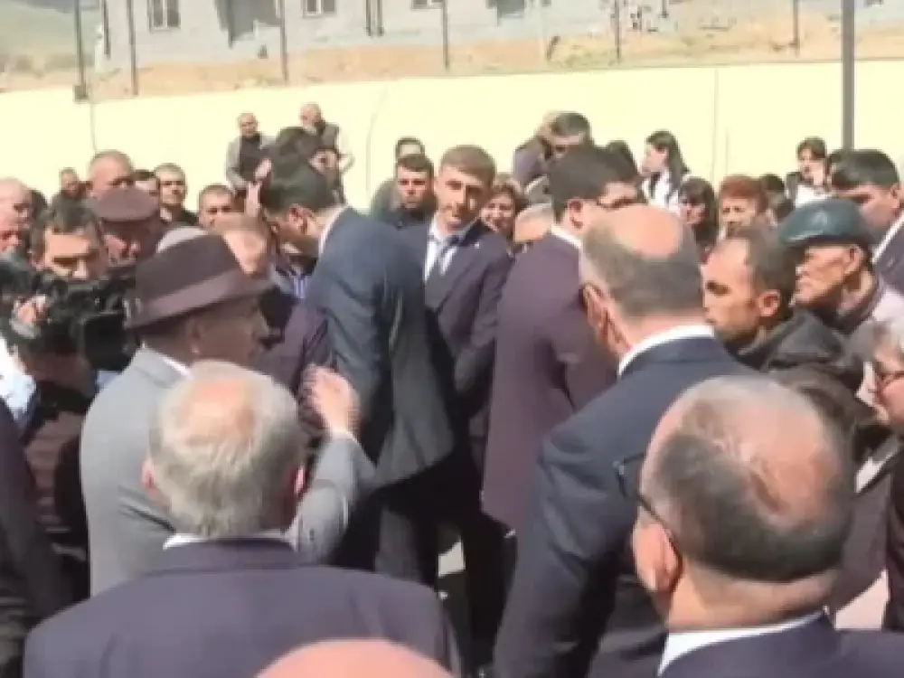 Բա ուրա կոնյակը, ով ա խմում․ Փաշինյանը՝ քաղաքացուն