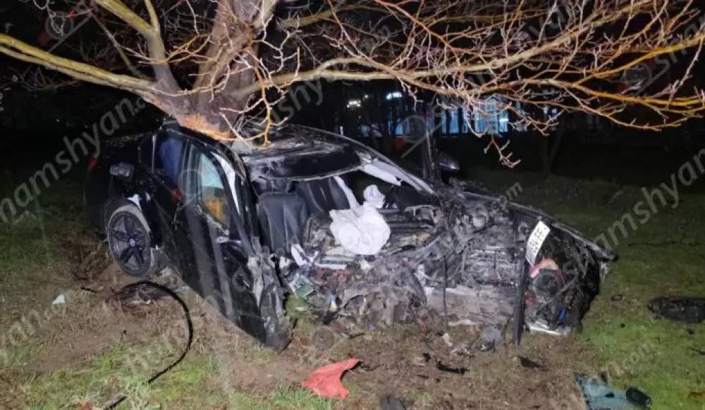 «Ընկերս ինձ մերժեց». Երևանում 15-ամյա աղջիկը «BMW»-ով բախվել է ծառին. նա տեղափոխվել է հիվանդանոց