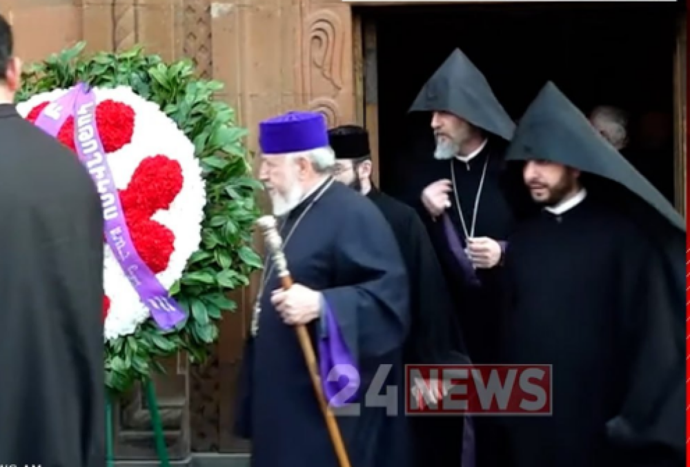 Վեհափառը հոգևորականների ուղեկցությամբ եկել էր մասնակցելու Զորի Բալայանի հոգեհանգստի արարողությանը