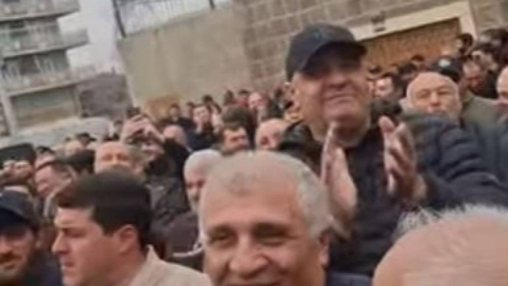 Սամվե՛լ, Սամվե՛լ բացականչելով հավաքվածները լռեցրին ոստիկանական մեքենաների աղմուկը