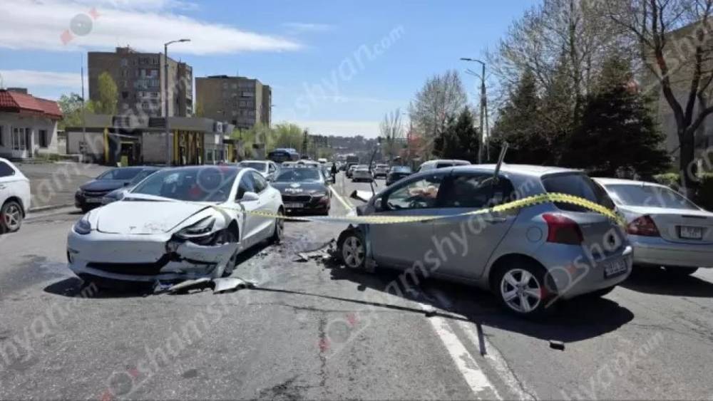Բախվել են «BMW X5»-ը, «Tesla»-ն ու «Toyota»-ն. կան վիրավորներ