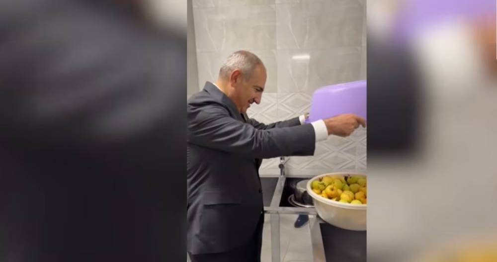 Շատ համով հոտեր են գալիս ձեր խոհանոցից, սա էլ թխուկներ ու հացեր են. Փաշինյանն Էջմիածնում է