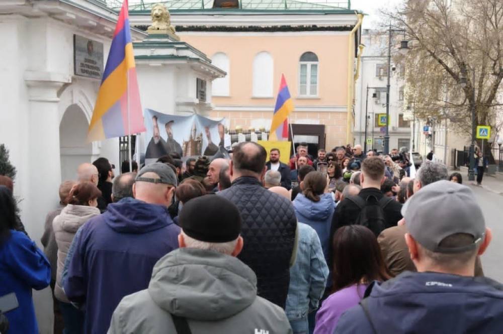 Մոսկվայի հայերը Փաշինյանին դիմավորել են «Մենք Էջմիածնի հետ ենք» ակցիայով. «Փաստ»