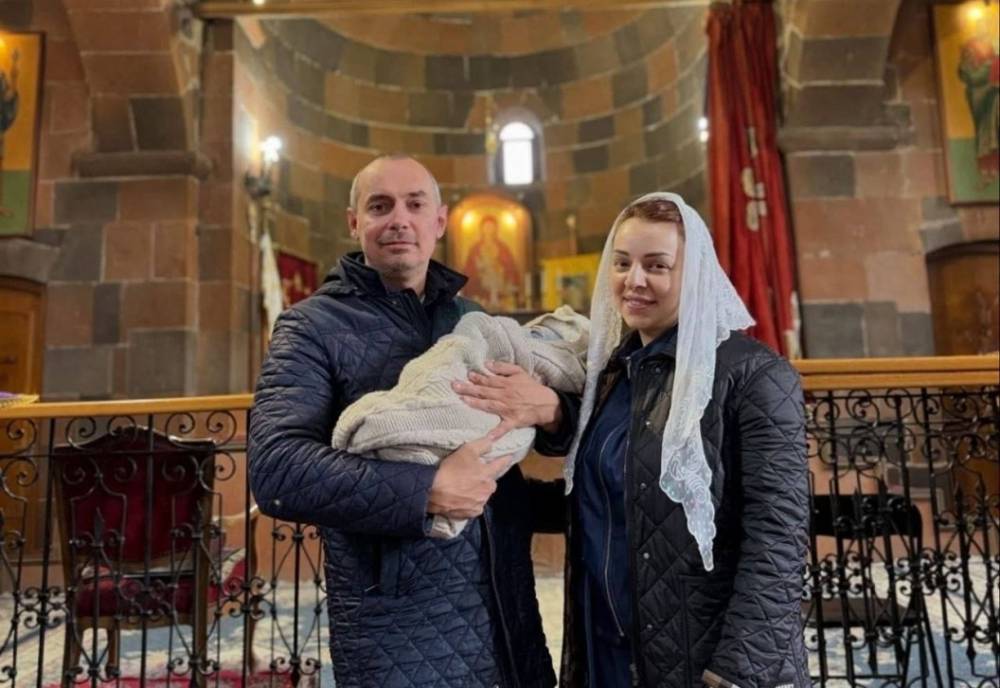 Կարապետյանից վախեցած Փաշինյանն իրավապահներ է ուղարկել՝ բերման ենթարկելու կրծքով կերակրող, բազմազավակ մորը՝ Գոհար Ղումաշյանին