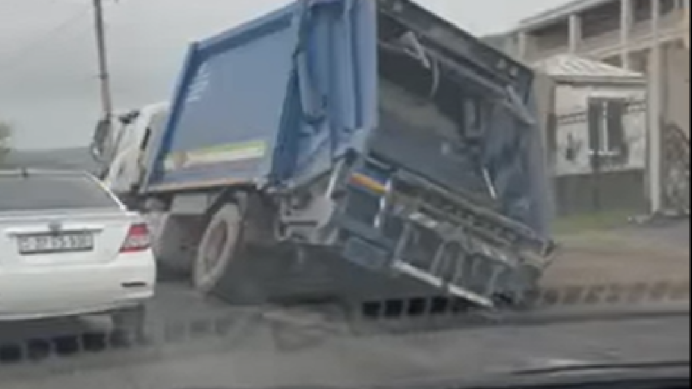 Արտառոց դեպք Երևանում. Հսկա բեռնատարն ընկել է փոսը