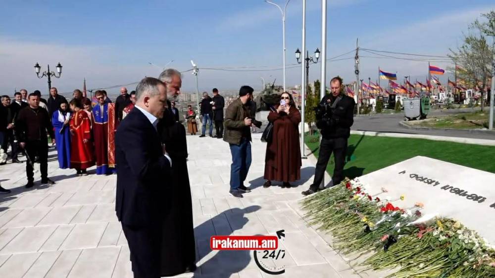 Ո՞ւմ ուղեկցությամբ Սամվել Շահրամանյանը եկավ Եռաբլուր