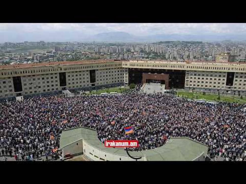 Հրատապ. Մեր տղաներն էլ թող 1.5 տարի ծառայեն. Բողոքի ակցիա ՊՆ-ի դիմաց