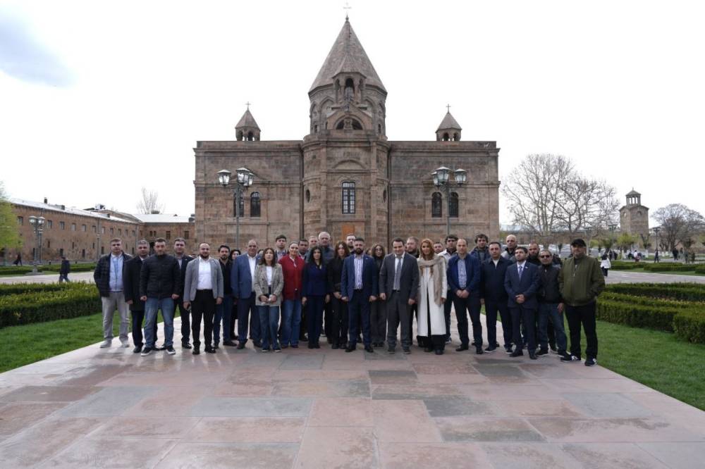 «Ուժեղ Հայաստան» կուսակցության անդամները Մայր Աթոռ Սուրբ Էջմիածնում մասնակցել են Ճրագալույցի պատարագին