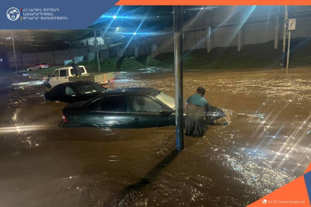 Փրկարարները դուրս են բերել անձրևաջրերում արգելափակված տրանսպորտային միջոցները
