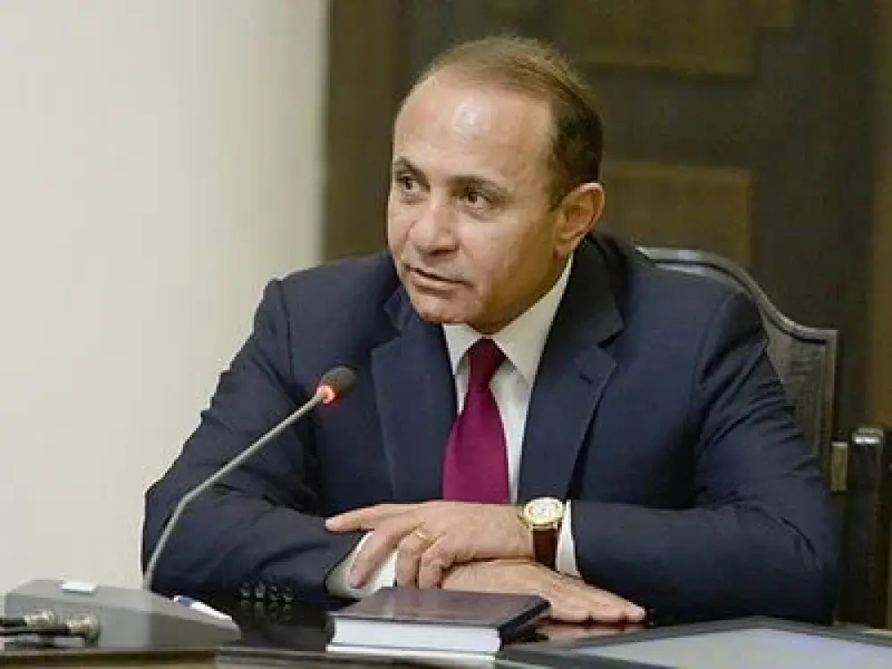 Հովիկ Աբրահամյանին չեն ուզում ՀՀ-ից դուրս թողնել․ «Հրապարակ»