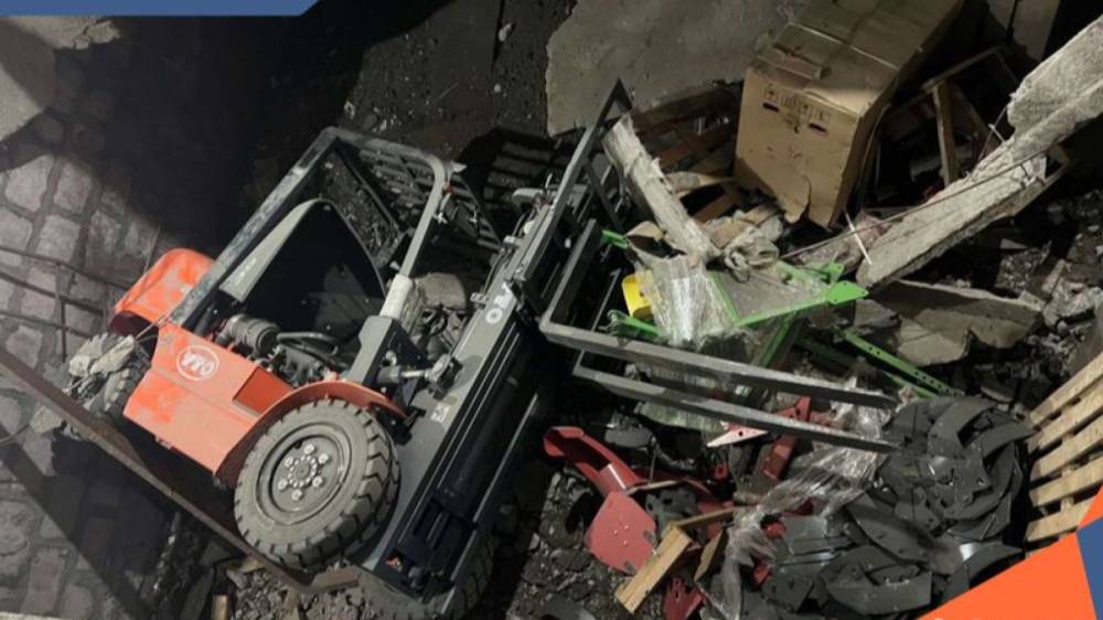 Երևանում տրակտորների խանութ-սրահի հատակը փլուզվել է, տրակտորն ընկել է նկուղային հարկ. քաղաքացիներ են տուժել