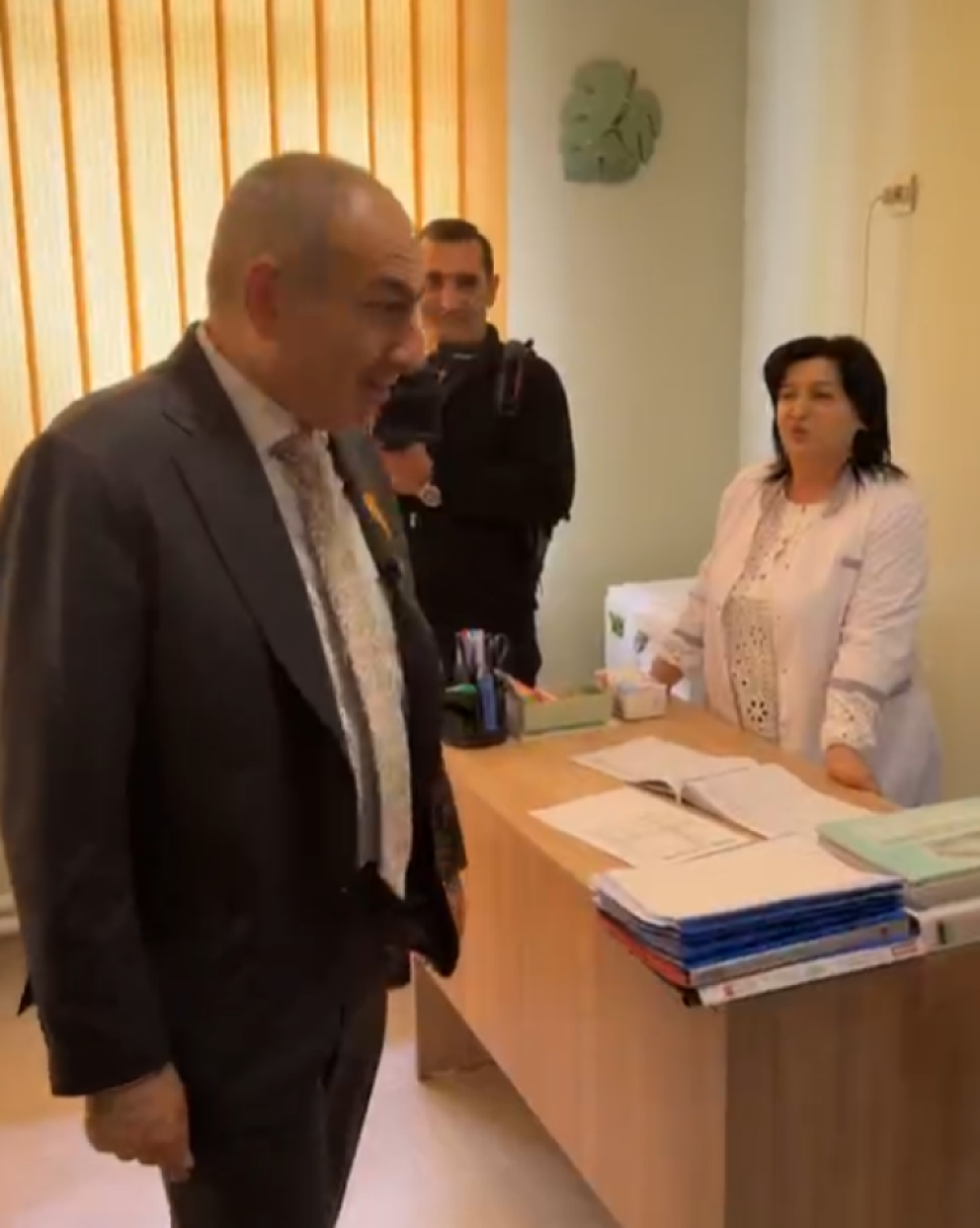 Երեխեքի բոյը նորմալ աճո՞ւմ է. Փաշինյանը՝ մանկապարտեզի բուժքրոջը