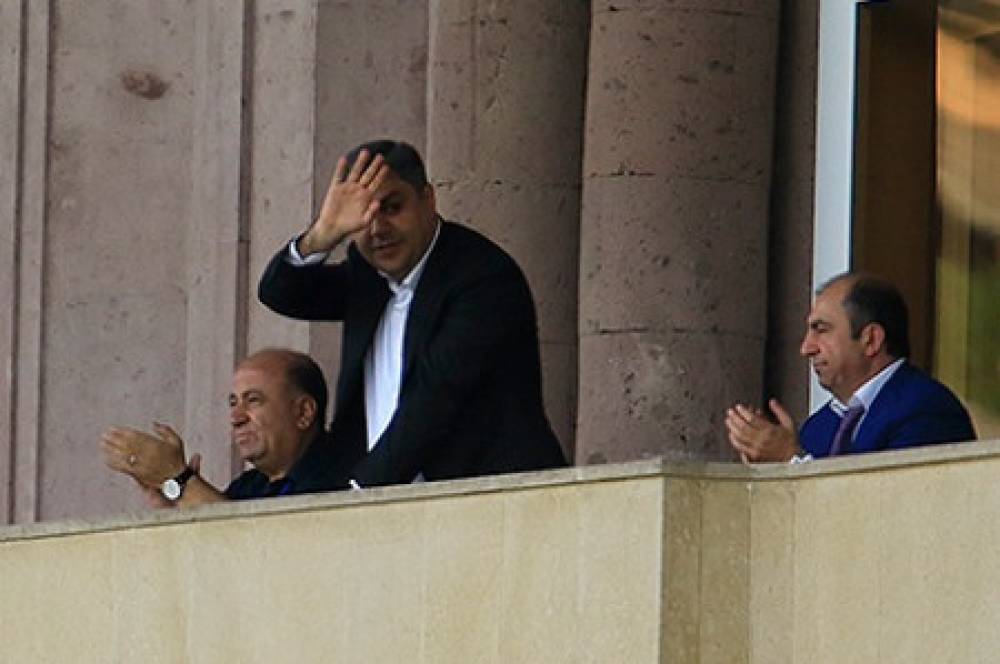 Վանեցյանը հեռացավ և VIP օթյակում տեղ զբաղեցրեց Ռուբեն Հայրապետյանը (լուսանկարներ)