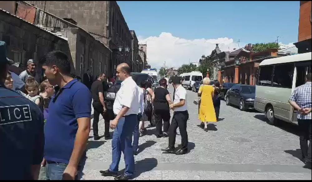 Վարչապետի այցից առաջ բողոքող քաղաքացիներին հեռացնում են  (տեսանյութ)
