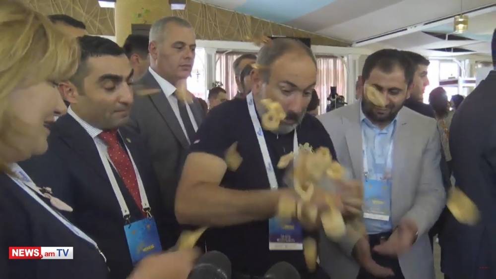 «Չարը խափանվեց». Փաշինյանը չկարողացավ բացել խնձորի չիպսի տուփը, այն պատռվեց ու թափվեց գետնին (տեսանյութ)