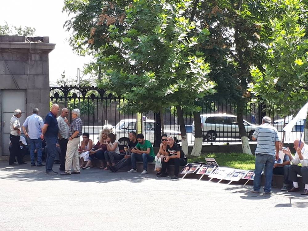 Սասնա ծռերի համակիրները հավաքվել են դատարանի մոտ. նիստն ընդմիջվեց  (տեսանյութ)