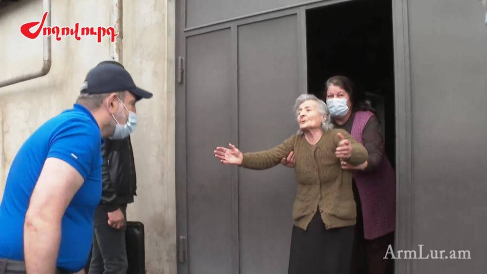 «Ես քո ոտը ուզում եմ պաչեմ». գանձակցի տատիկը՝ վարչապետին (տեսանյութ)