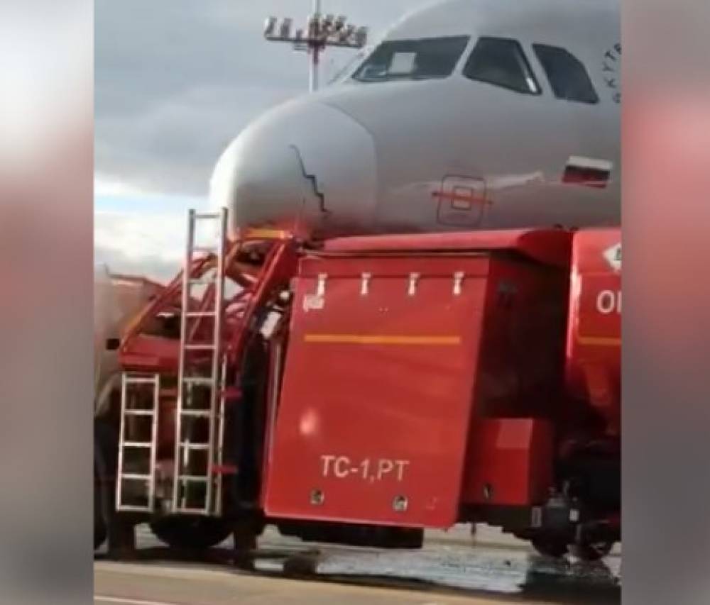 «Շերեմետևո»-ում բենզատարը մխրճվել է ինքնաթիռի մեջ