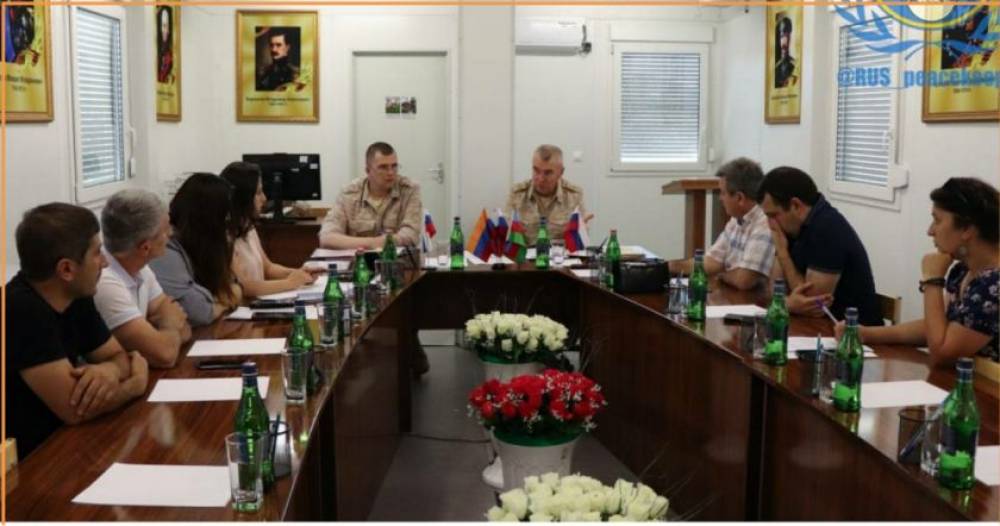 Սեղանին դրված ադրբեջանական դրոշից և Հայաստանի ԹԱՐՍ դրված դրոշից կարելի է եզրակացնել, որ մեր գործերը թարս են