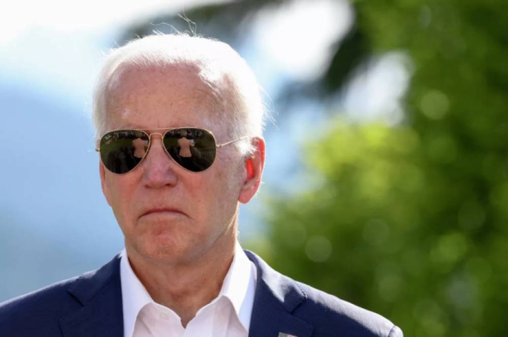 Տեսախցիկները ֆիքսել են Բայդենի «պայքարը» պիջակի և արևային ակնոցի հետ (տեսանյութ)