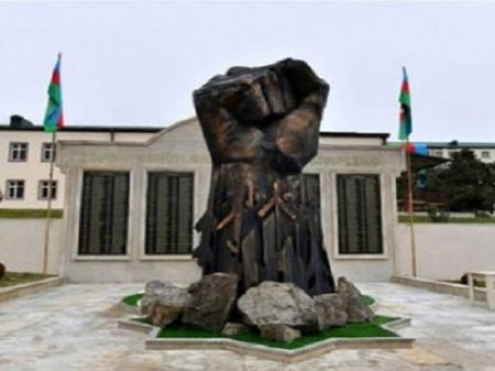 Բերձորում Ադրբեջանը կտեղադրի հայերին «վախեցնելու» «Երկաթե բռունցք» հուշարձան