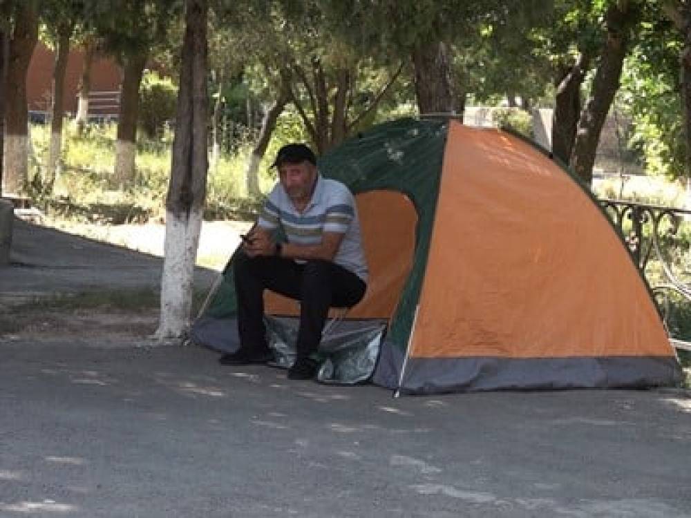 «Իմ սեփականությունը քաղաքապետն ապօրինաբար ծախել է». Բյուրեղավանում քաղաքացին հացադուլ է հայտարարել