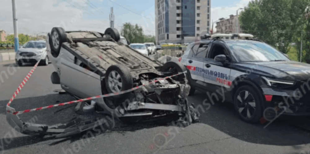«Բուսաբանական այգու» մոտ «Nissan Versa»-ն բախվել է կամրջի պաշտպանիչ բետոնե պատնեշներին և շրջվել