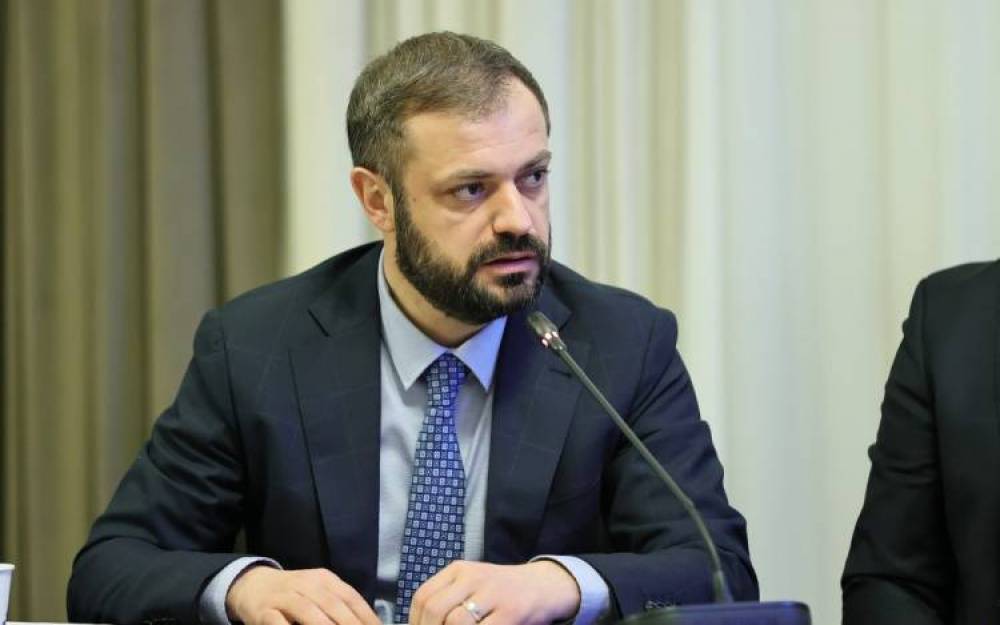 Միջգերդաստանային մարտեր քաղաքական հողի վրա. «Հրապարակ»