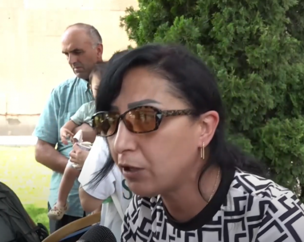 Մարդ ենք, որքա՞ն կարող ենք այդ օձերի մեջ ապրել. բոլորի կողմից անտեսված ենք. քաղաքապետարանի դիմաց հավաքված բնակիչներն իրենց խնդրին լուծում են պահանջում