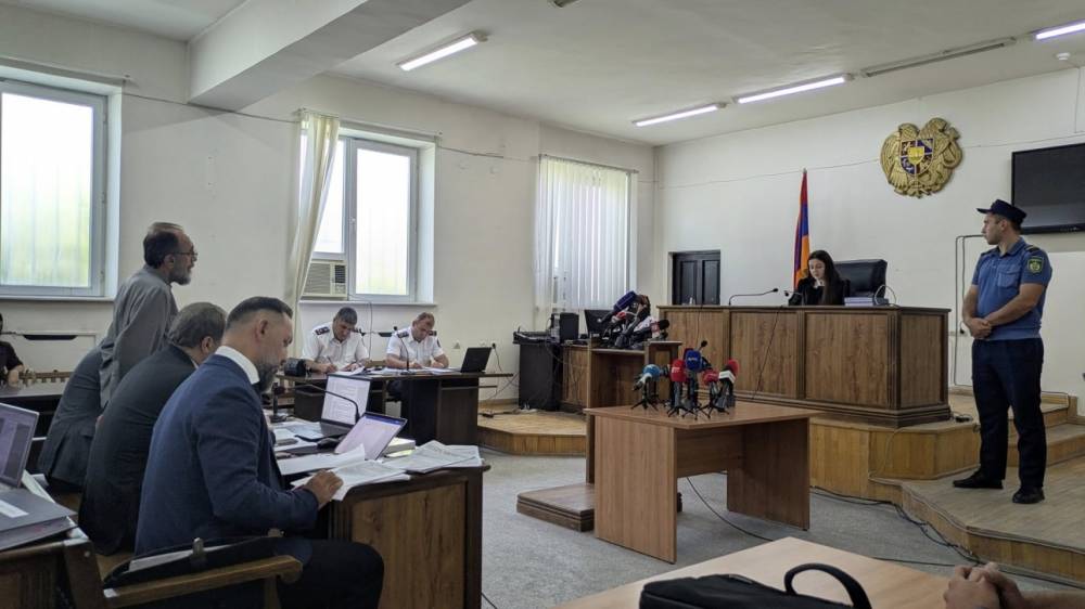 Ես Միքայել արքեպիսկոպոս Աջապահյանն եմ, Գևորգ Աջապահյանը չեմ, խնդրում եմ՝ ինձ այդպես դիմեք. Սրբազանը՝ դատարանում