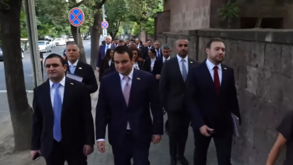 «Ուժեղ Հայաստան» դաշինքի պատգամավորները ժամանեցին ԱԺ շենք