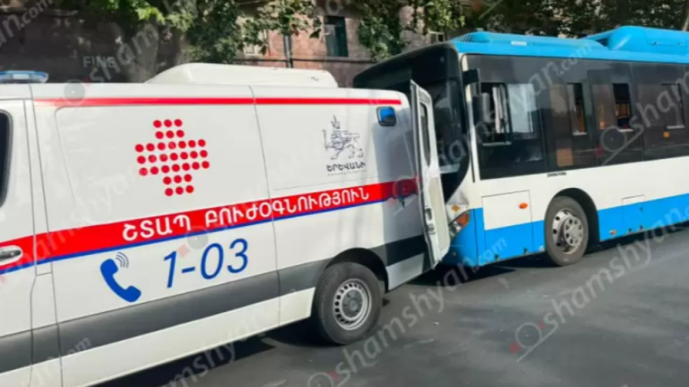 Ողբերգական դեպք.ավտոբուսում ուղևորը մահացել է, իսկ նրան օգնություն ցուցաբերելու ժամանակ ավտոբուսը ինքնաբերաբար շարժվել ու բախվել է շտապօգնության «Mercedes»-ին