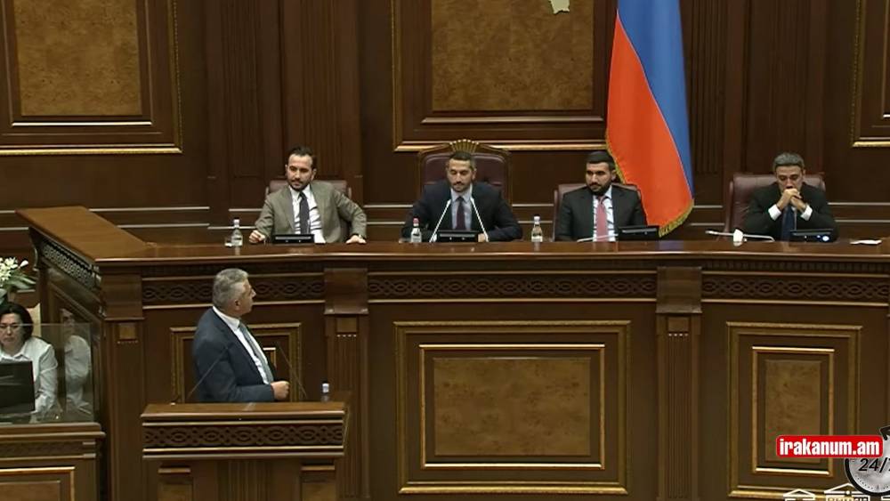 Մի խանգարեք, ինձ բան մի ասեք, լքեք ամբիոնը․ Ղազարյանն ու Ռուբինյանը վիճեցին