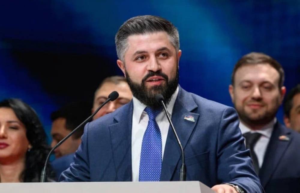 Մեր Ալիկ Ալեքսանյանը նստած է ոչ մի բանի համար. ԱԺ-ում ծափահարեցին Ալեքսանյանին (Տեսանյութ)