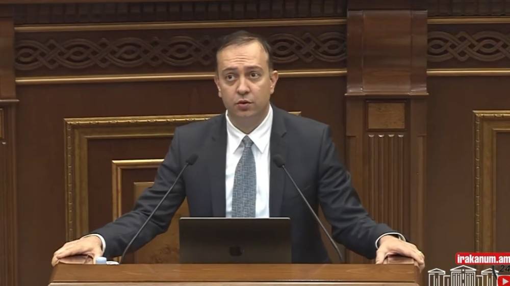 Նախկին դիջեյ Աղաջանյանն առաջարկեց գտնել 10 տարբերություն Սարգսյանի և Կաարապետյանի միջև
